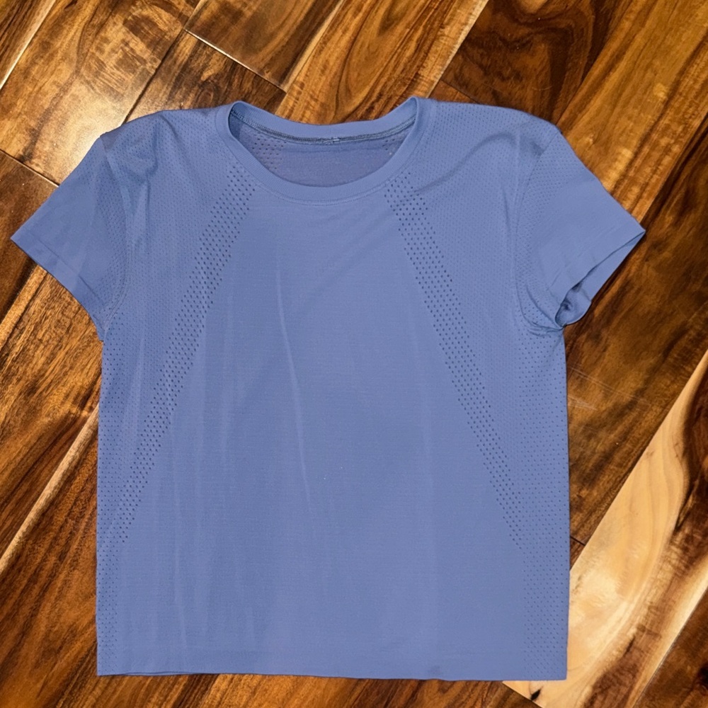 Lululemon train to be short sleeve size 8 oasis blue